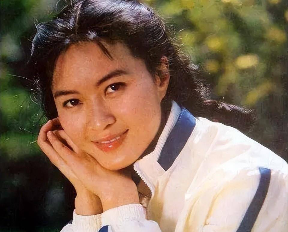 2002年,被屠洪刚抛弃的影后方舒,现在过得如何?_女儿_方卉_北电