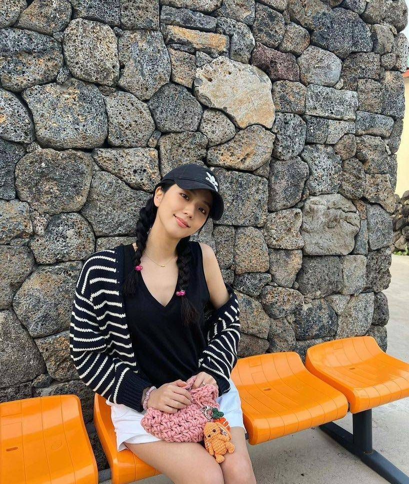 blackpink金智秀晒日常私照,深v上衣,小秀香肩_jisoo_济州岛_韩娱