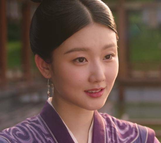 比如杨幂主演的大女主剧《扶摇》里面,袁雨萱饰演了齐韵一角,跟赖艺是