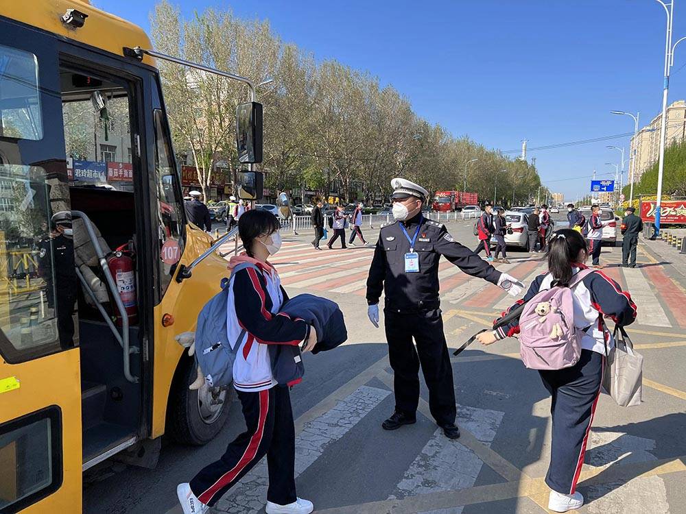 合理分配警力,设置护学岗,在辖区的兆麟高级中学,第三中学,周家,韩甸