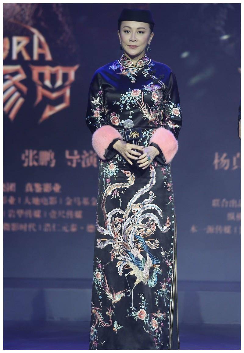 原创刘嘉玲身穿旗袍出席活动彩色印花展现艺术气质腰粗胯宽太显老