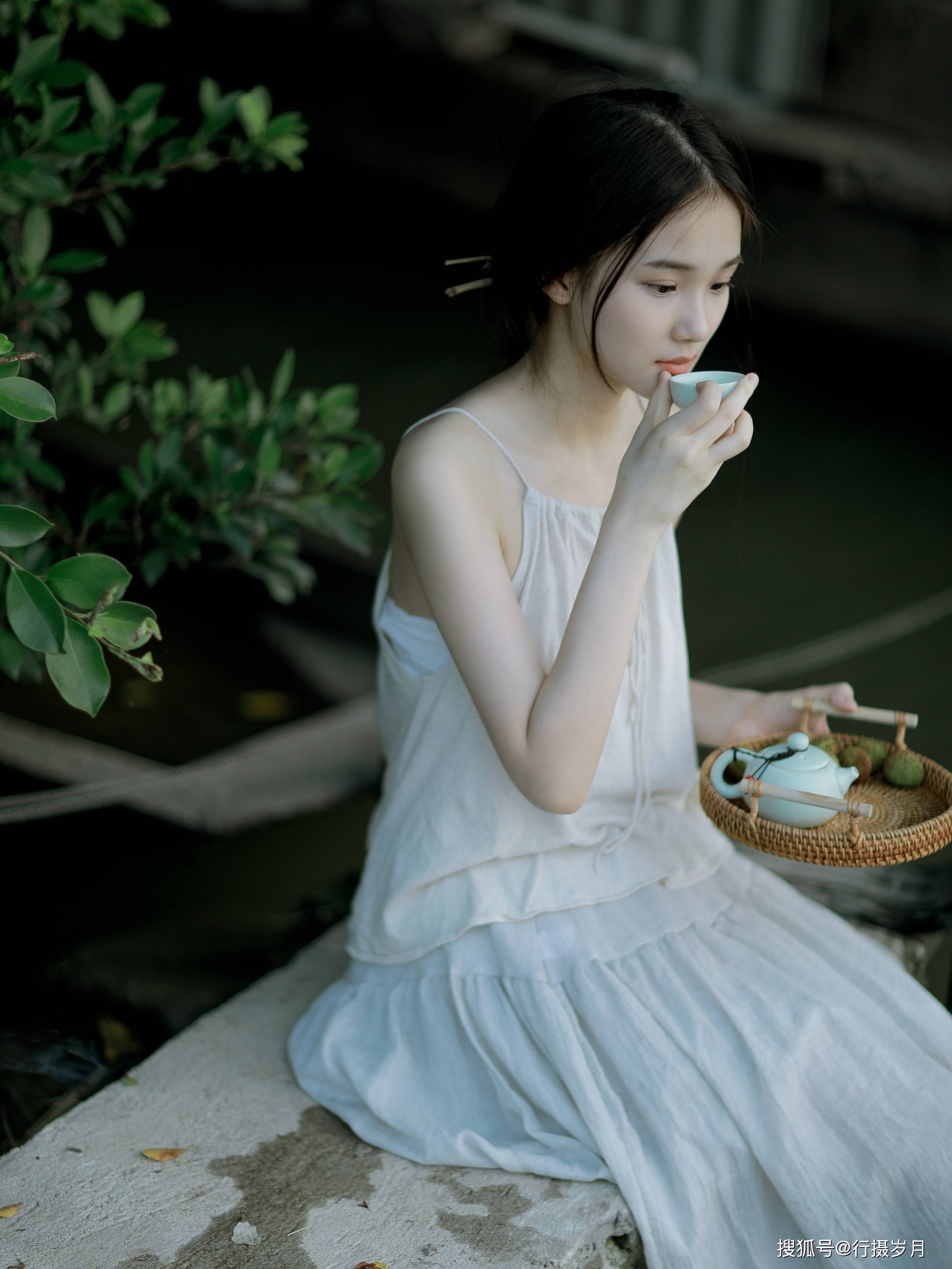 偶然遇雨,也不必撑伞,任由冷然的空气随雨息缠绕发间,轻轻闭眼感受它