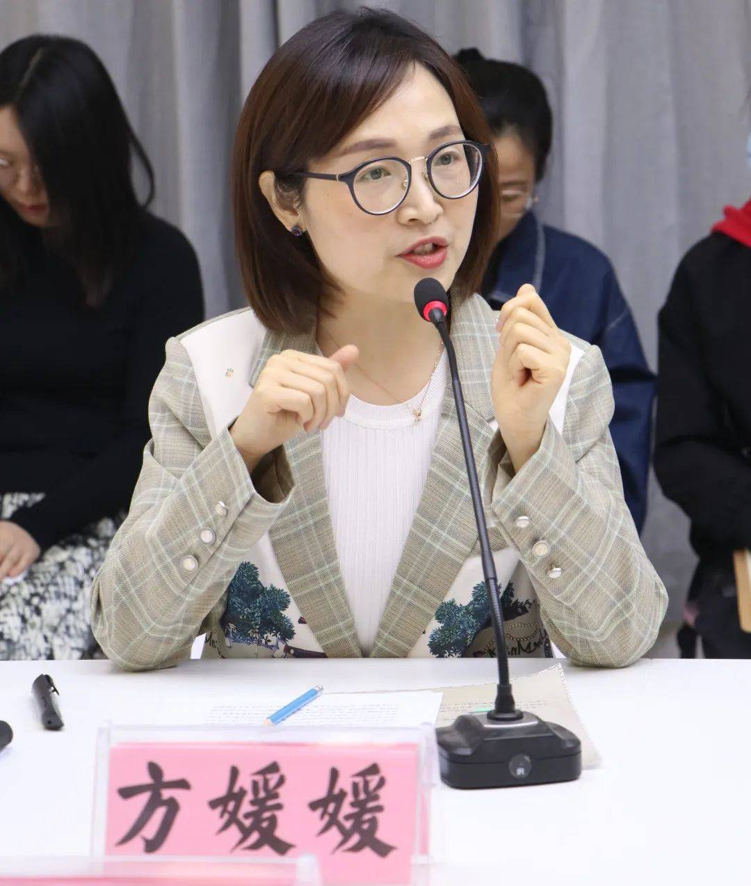 本次活动在副校长方媛媛的主持下拉开序幕.