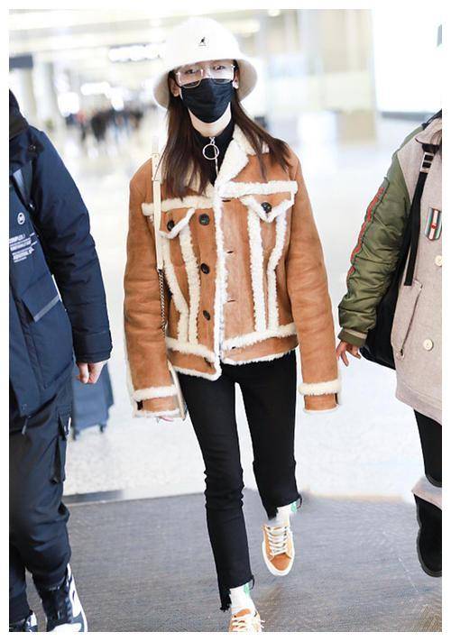 原创吴谨言终于换发型羊毛卷发配短裙165身高穿出175大长腿