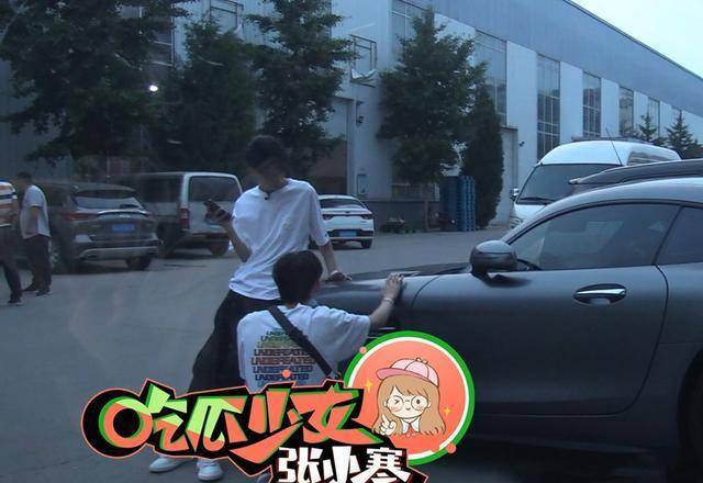 原创德云社23岁小生又换豪车懒理负债2百万传闻逍遥吸烟太自在