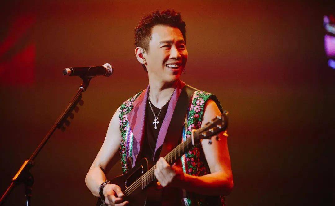 陶喆是娱乐圈的知名歌手,写过很多传唱度很高的歌曲,例如《就是爱你》