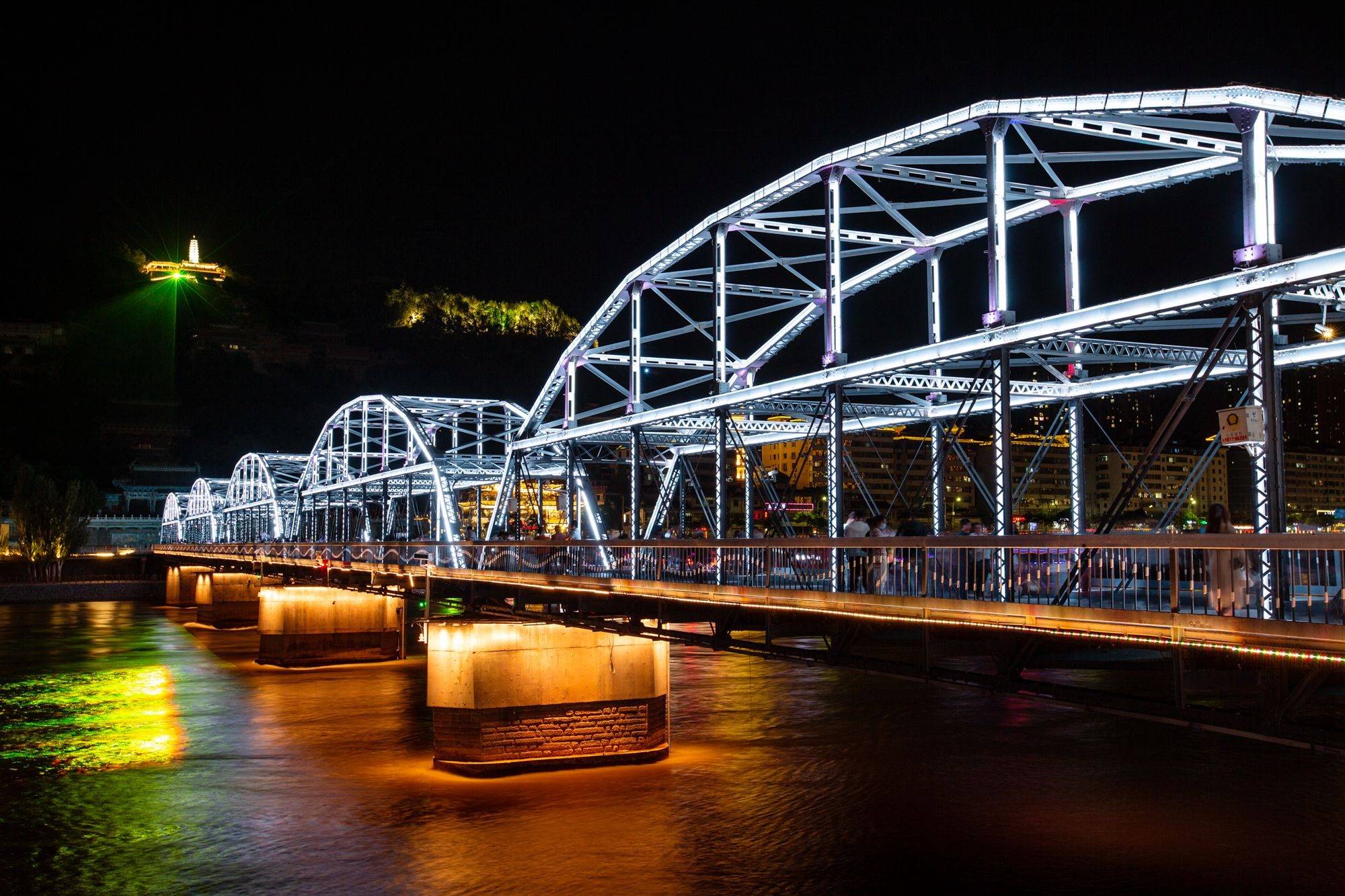 甘肃兰州"天下黄河第一桥",夜色下温馨浪漫,深受游客们的喜爱_铁桥