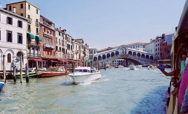在威尼斯有400多座桥，通往市中心的里亚托桥是最为著名的