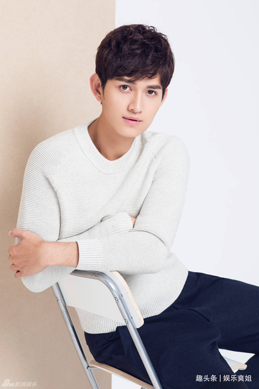 但他进入娱乐业的能力与他的兄弟马赫有很大关系,马赫只是和他的