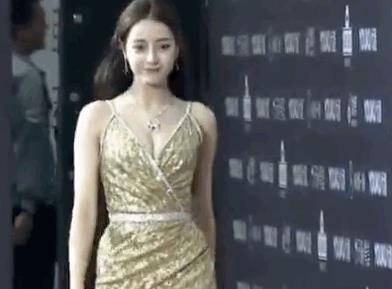 都解释陈妍希是被 鸡腿头 拖累 但当刘亦菲换上 才知道颜值才是硬伤 造型 明星 服装