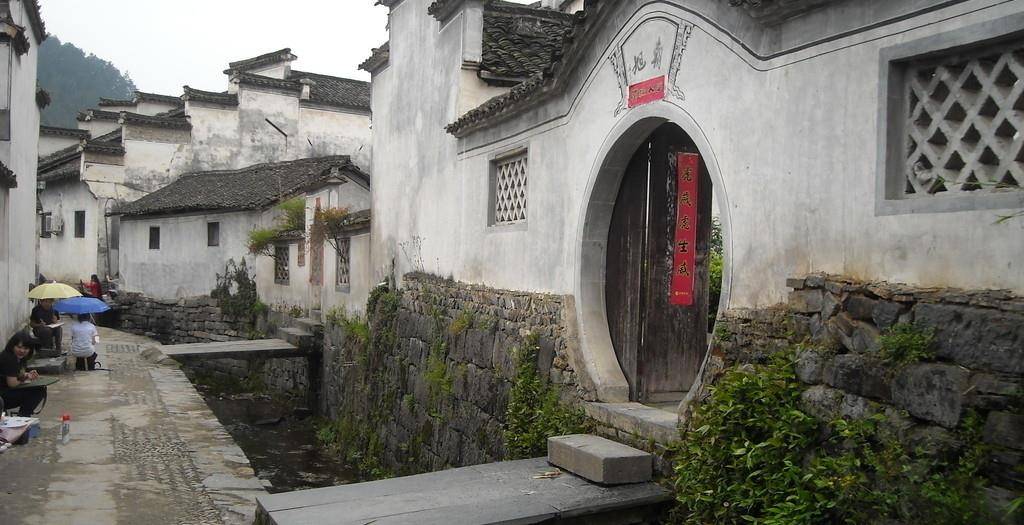 安徽省黄山市有座古镇，建于北宋时期，被誉为“明清民居博物馆”
