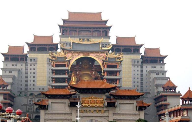 广西最大的仿宫殿建筑，有一系列头衔，还有一座东南亚第一大佛
