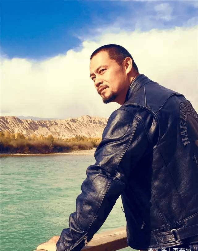 妻子李汶桐把头发扎在后