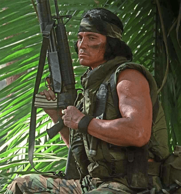 没记错的话,《铁血战士》是第一次出现万能钥匙 m16这种搭配的电影.