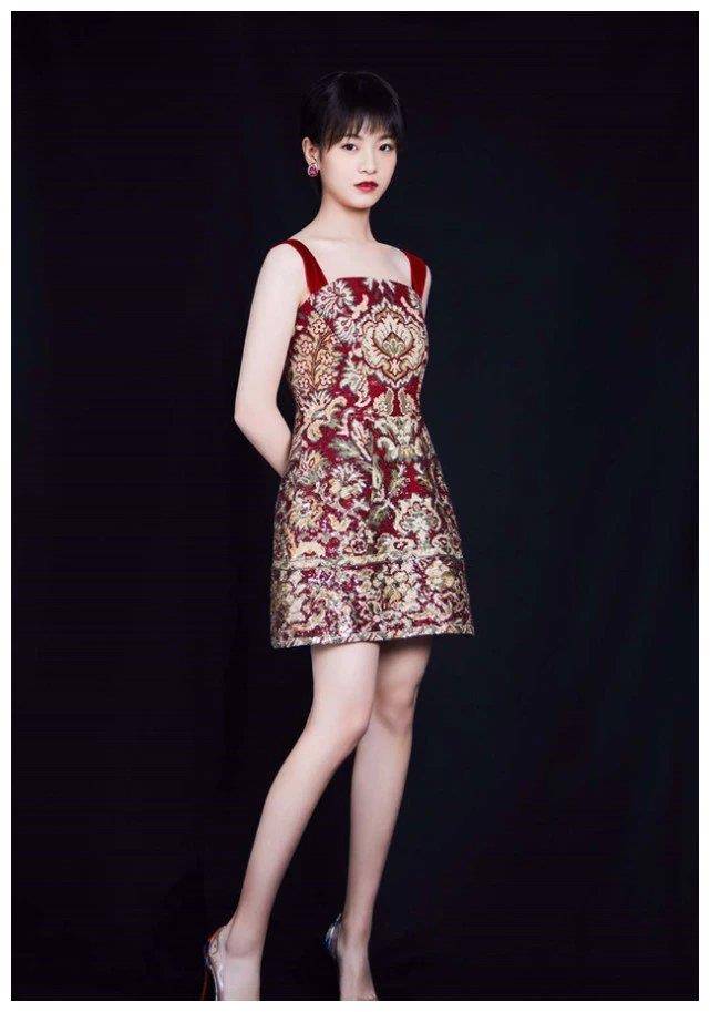 原创吸烟上热搜的李庚希因腿细紧身裤穿出满身褶皱还衬得腿型弯