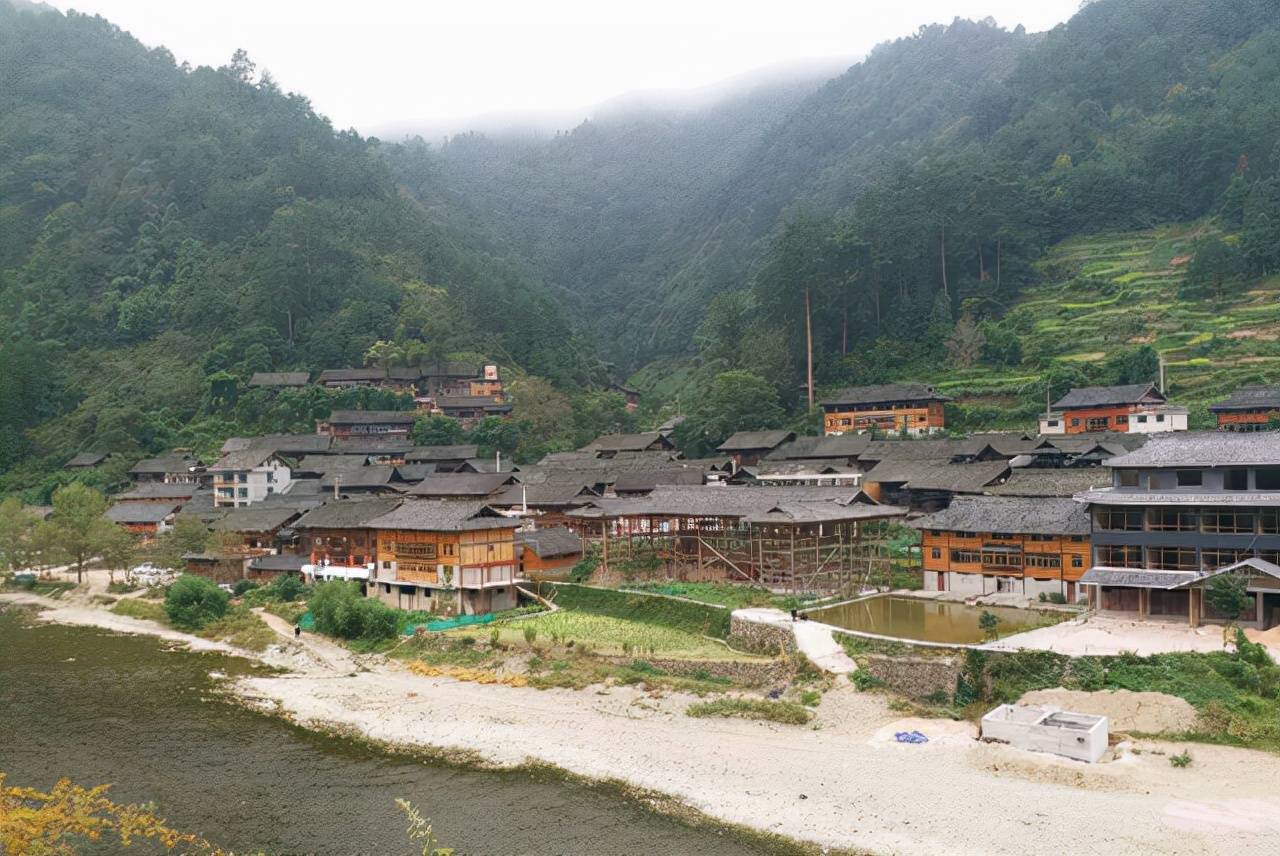 贵州有一千年苗寨，地处巴拉河畔，山水相依，可观百年粮仓