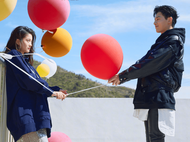 张雪迎辛云来暗恋大片放出,一字肩上衣秀锁骨,情侣装高调秀恩爱_照片_