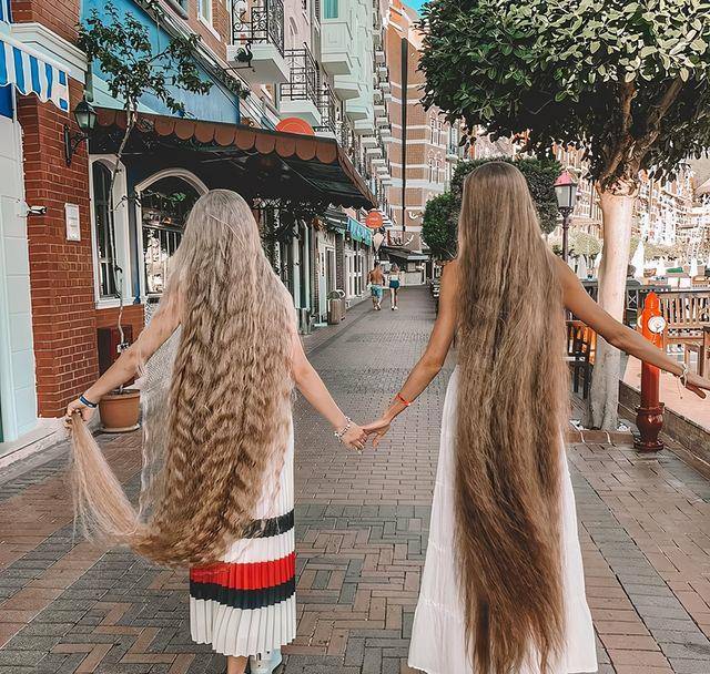 34岁俄罗斯网红长发及脚,卷发穿白裙似洋娃娃,女儿头发比她还长_戴拉