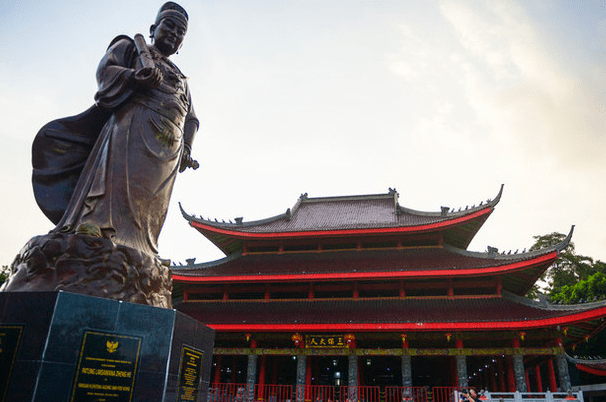 全球唯一一座以中国人命名的外国城市，随处可见华人的印记，是华人的骄傲