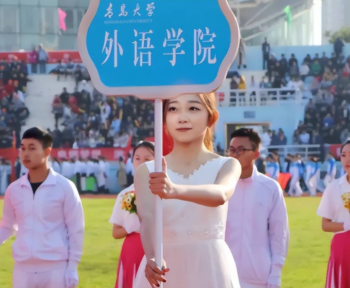 大学运动会举牌女生走红，身材高挑五官精致，堪称行走的招生简章_手机搜狐网