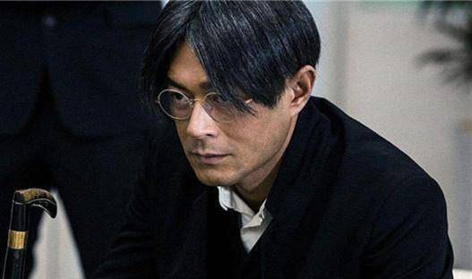 《杀破狼2》古天乐在剧中饰演大反派洪文刚,看着就让人觉得斯文败类