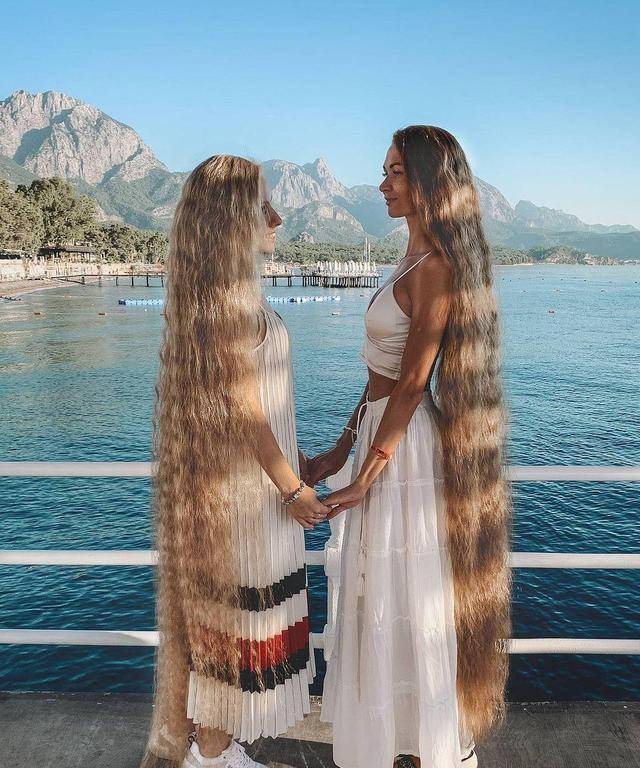 34岁俄罗斯网红长发及脚,卷发穿白裙似洋娃娃,女儿头发比她还长_戴拉