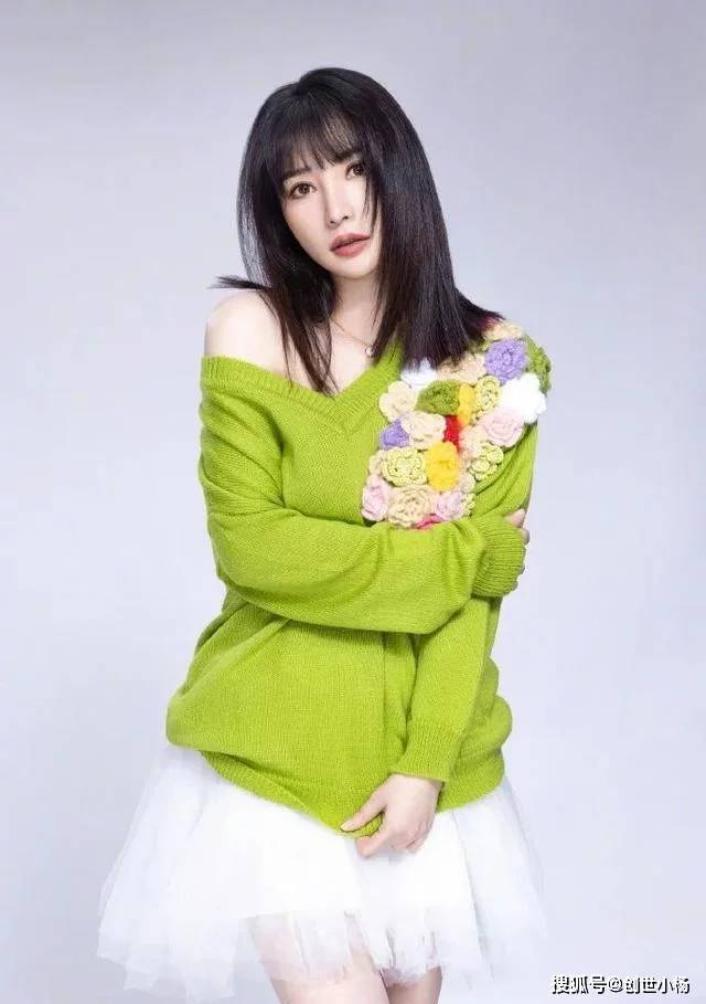 柳岩绿色上衣大秀香肩美腿肌肤娇嫩如雪性感撩人