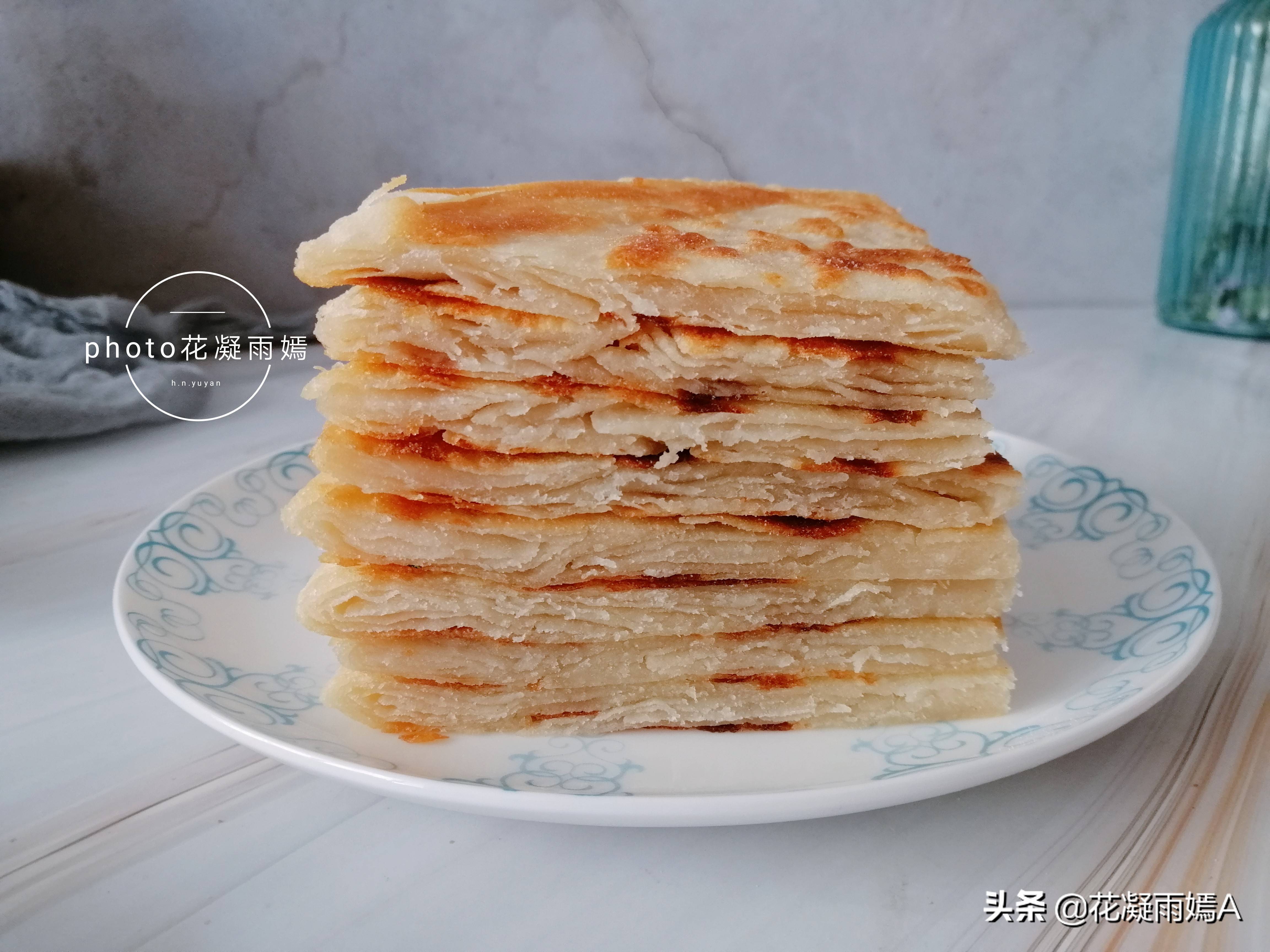 北方人以面食为主,像烙饼基本都是自己在家做,自己做的烙饼柔软又分层