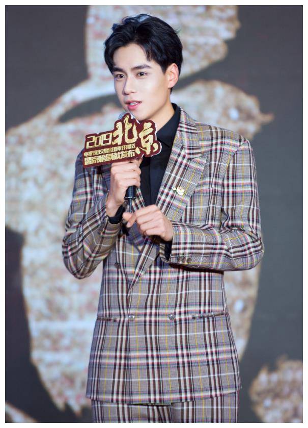 原创188cm胡一天干净帅气格子西装如贵公子桃花眼会放电