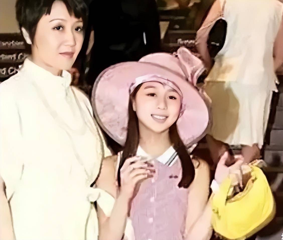 原创何鸿燊幺女何超欣相貌与利智极为相似生母身份令人生疑