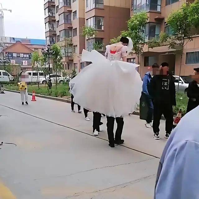 一新娘骑在男子头上游街,造型酷似干将莫邪_新人_新郎_婚礼