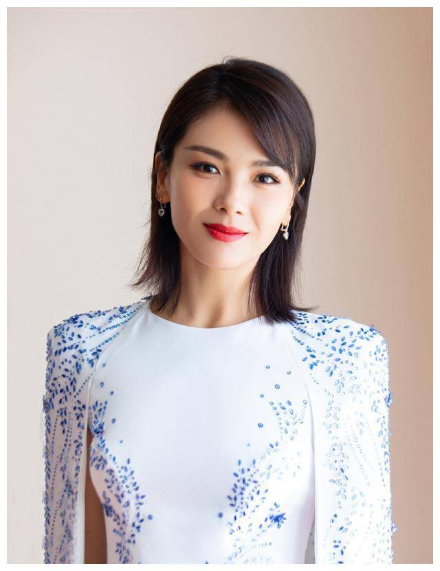 女神刘涛亮相,一袭蓝色烫钻礼服显曼妙身材,整个人优