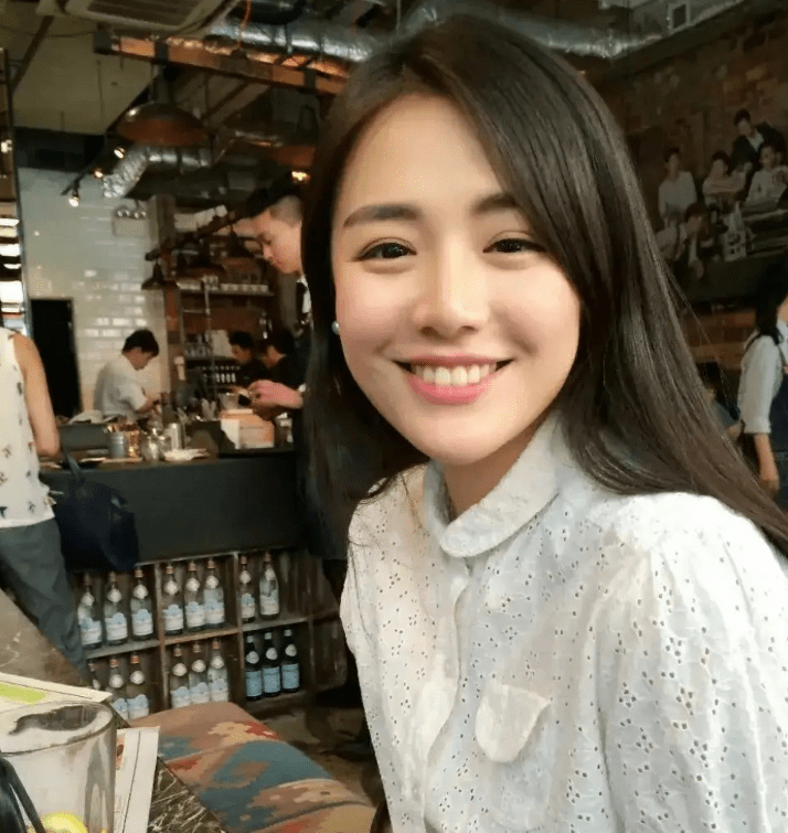 不好看了,其实马思纯在还没和张哲轩恋爱前是一个特别漂亮青春的女生