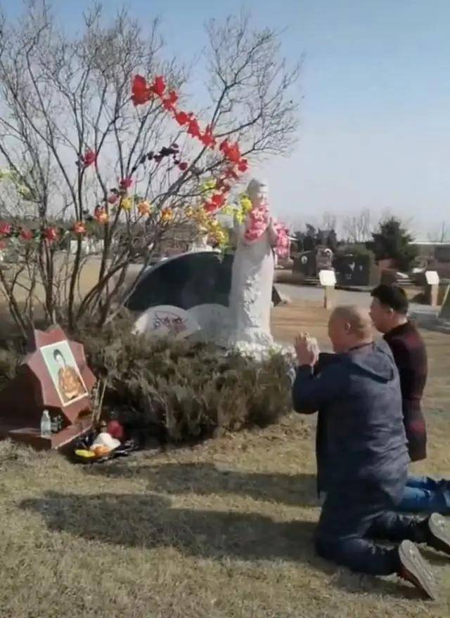 高秀敏逝世17年,徒弟长春墓地跪拜神情哀伤,墓园布置显用心_雕像_墓碑