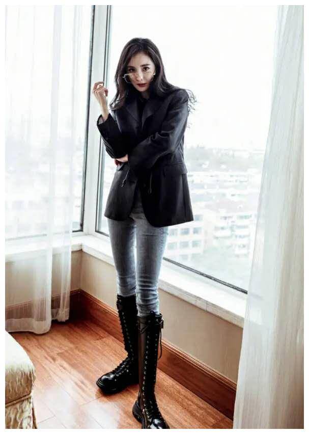 原创杨幂果然有料穿绿色拼接小皮裙大秀傲人身材皮衣都快炸了