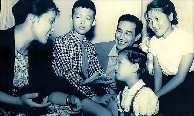 原创汪嘉伟前妻邓星从小跟在秦怡身边长大如今67岁儿子成为她最大的