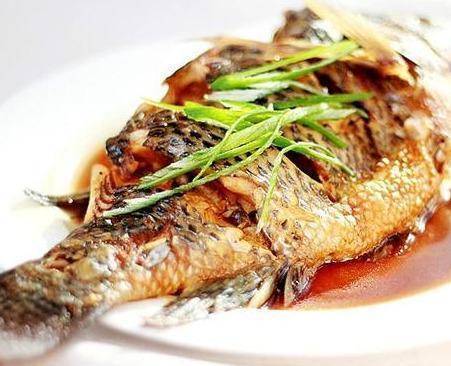 原创港式蒜香骨红烧罗非鱼芥末蒜薹拌鱿鱼蒸茶树菇