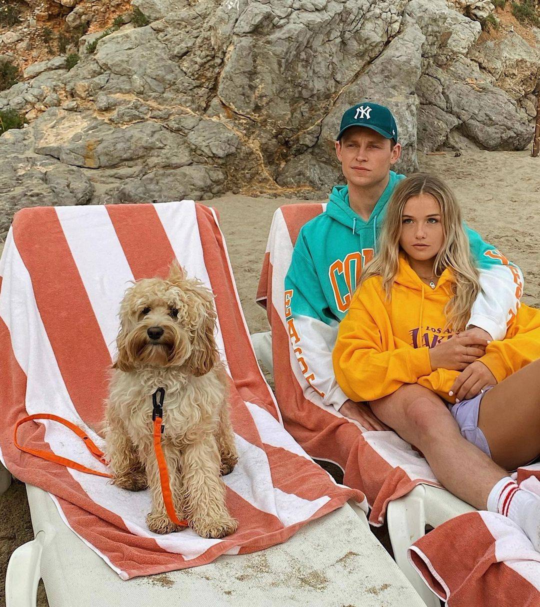 原创德容女友亲密互动运动员出身成网红身家500万大秀腰腹力量