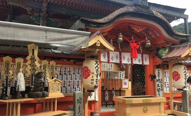 在清水寺院内,不是地主祈求财运的地方,这是一座守护恋情的神社_姻缘