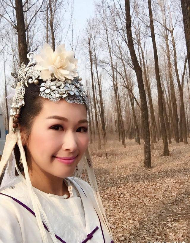 tvb御用颠婆赵希洛苦熬十年签tvb亲生女合约,高层乐易玲点名提拔_观众