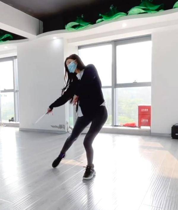 原创赵露思练舞照曝光穿健美裤出镜腿型抢镜真实体重被质疑