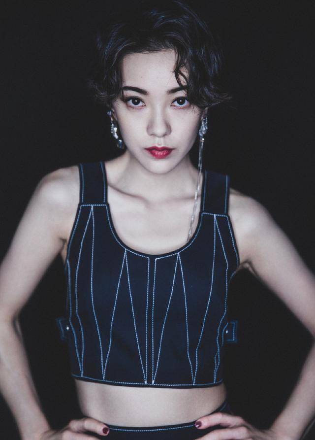 郭采洁烫了个港风小卷发,满满复古气息,网友:连衣品都上升了!