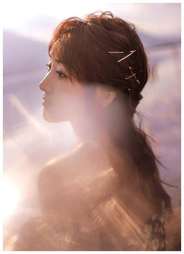 杨钰莹哪像48岁的人,这么露的碎花裙都敢穿,配蜈蚣辫美得像18岁