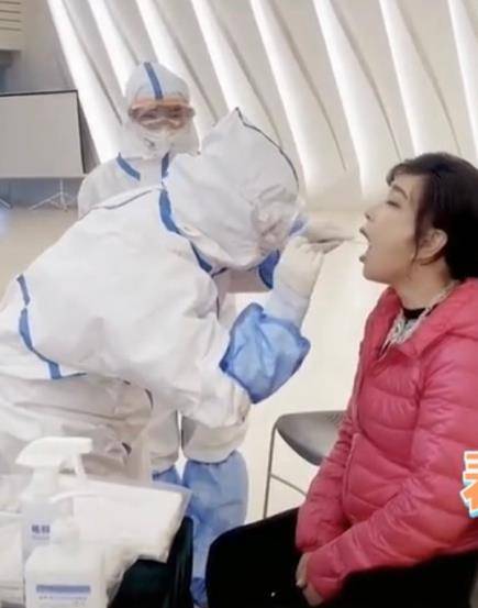 刘晓庆做核酸检测照片曝光,65岁依旧不显老,穿着被嘲土气_网友_演艺圈