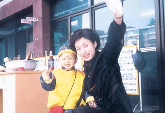 两人相恋一段时间便踏进了幸福的婚姻殿堂,婚后沈旭华还为丈夫生育了