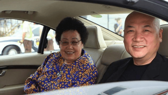 原创1990年38岁唐僧迟重瑞娶49岁二婚女富婆30年后现状如何