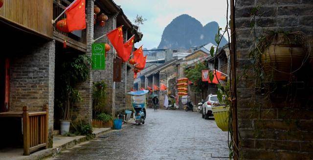 广西漓江沿岸的一个古镇，有山有水，文化历史悠久