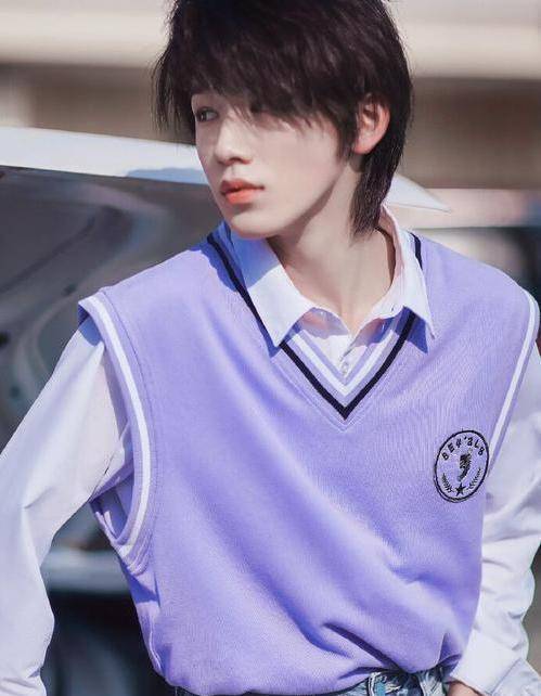 原创宋亚轩后台素颜照曝光皮肤一览无遗这还是17岁的青春偶像吗