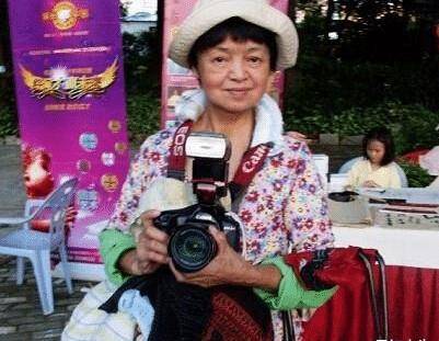 周润发胞姐近况罕见曝光，排队检测只为不被罚款，独居生活显冷清