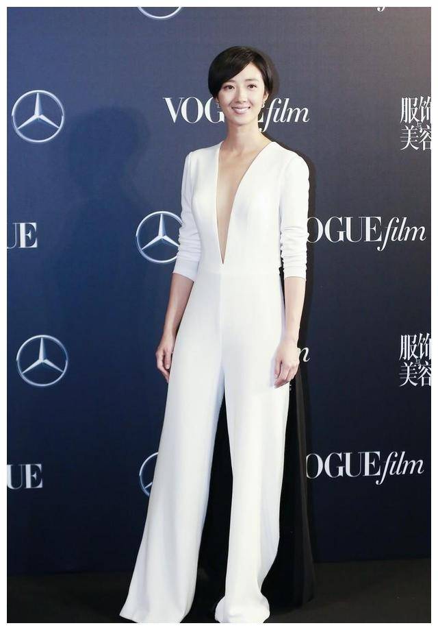 桂纶镁太可了阔腿连体裤深v领开到腰配短发164穿出174既视感